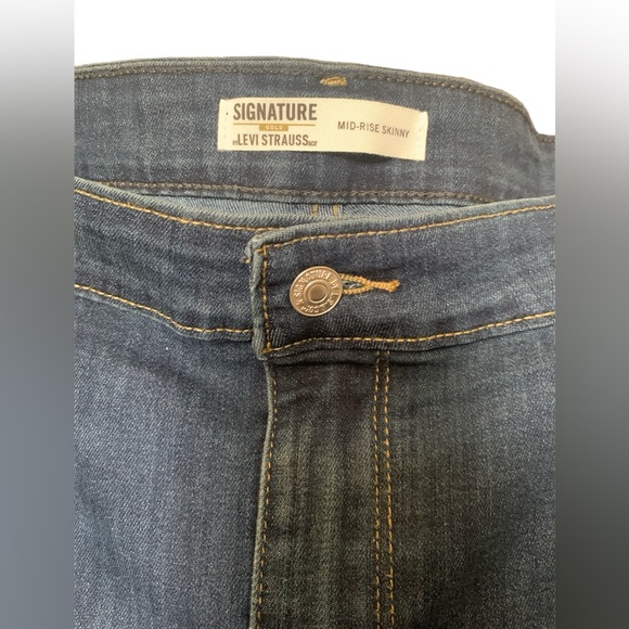 Levi Strauss signature, mid rise, skinny jean in plus size 24 short (petite) - Picture 3 of 7